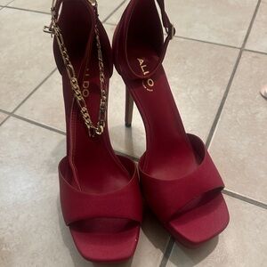 ALDO Priscilla Fuschia Women's Red gold chain Leather Heeled Sandals size 8
